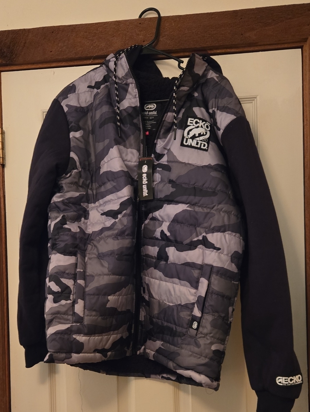 Ecko Unlimited Men’s Gray Camo Quilted Hooded Puffer Jacket. NWT. SZ m.